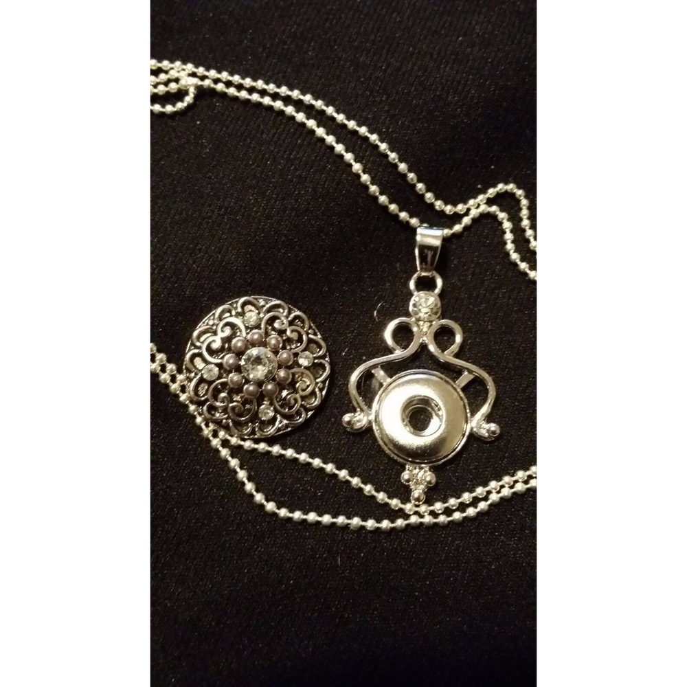 Lovely Vintage Silver Snap, Silver Snap Pendant & 26” Alloy Chain - Picture 3 of 4